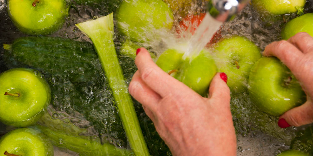 Oggi ricordati di lavare per bene frutta e verdura