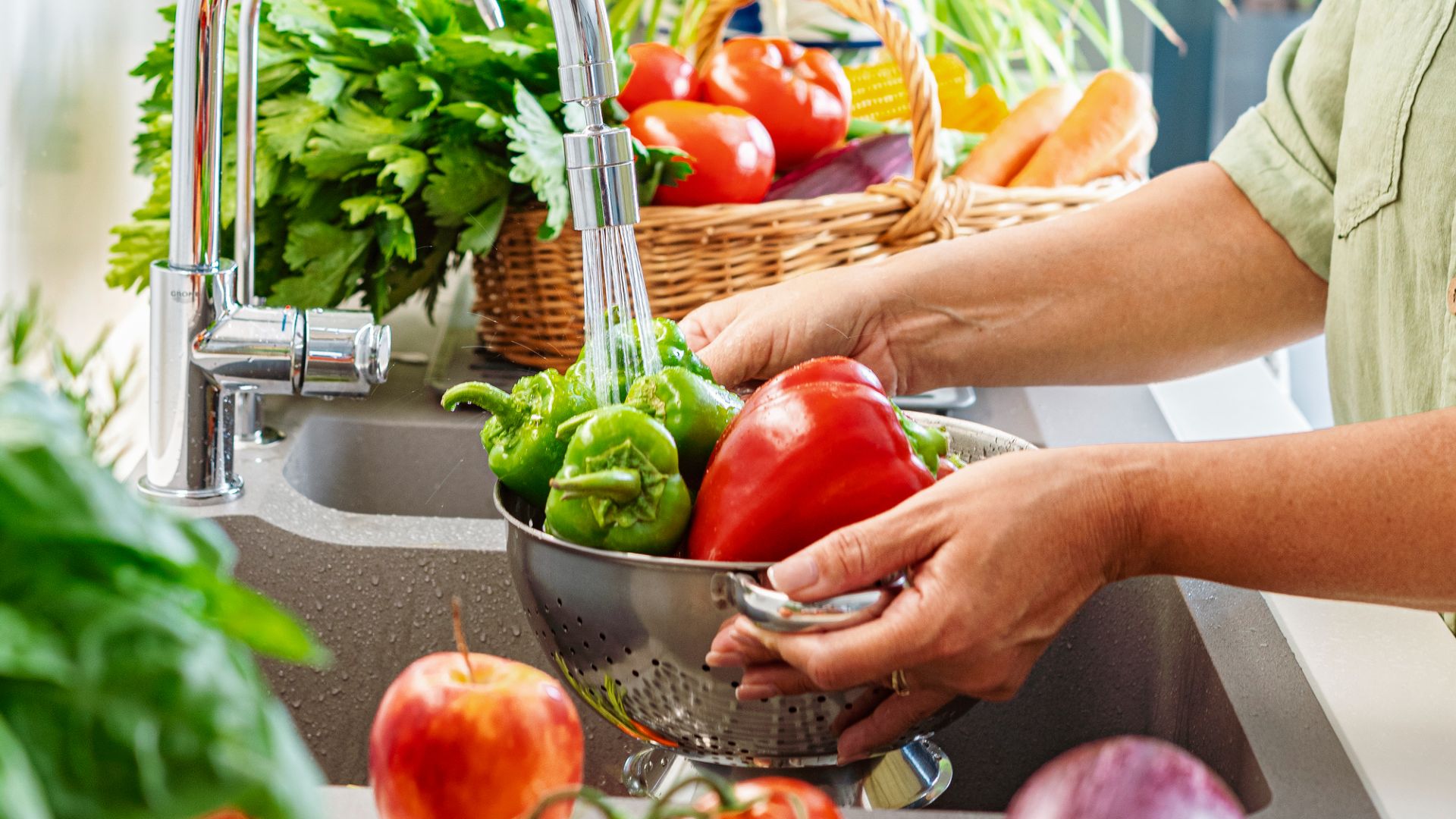 Intossicazione alimentare: sintomi, cosa fare e come prevenire le infezioni trasmesse dagli alimenti
