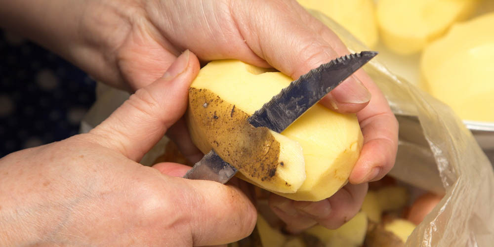 Oggi occhio a come peli le patate