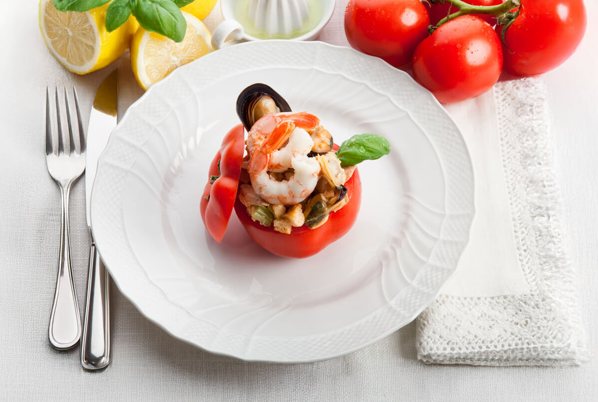 Coppette di pomodoro ai frutti di mare