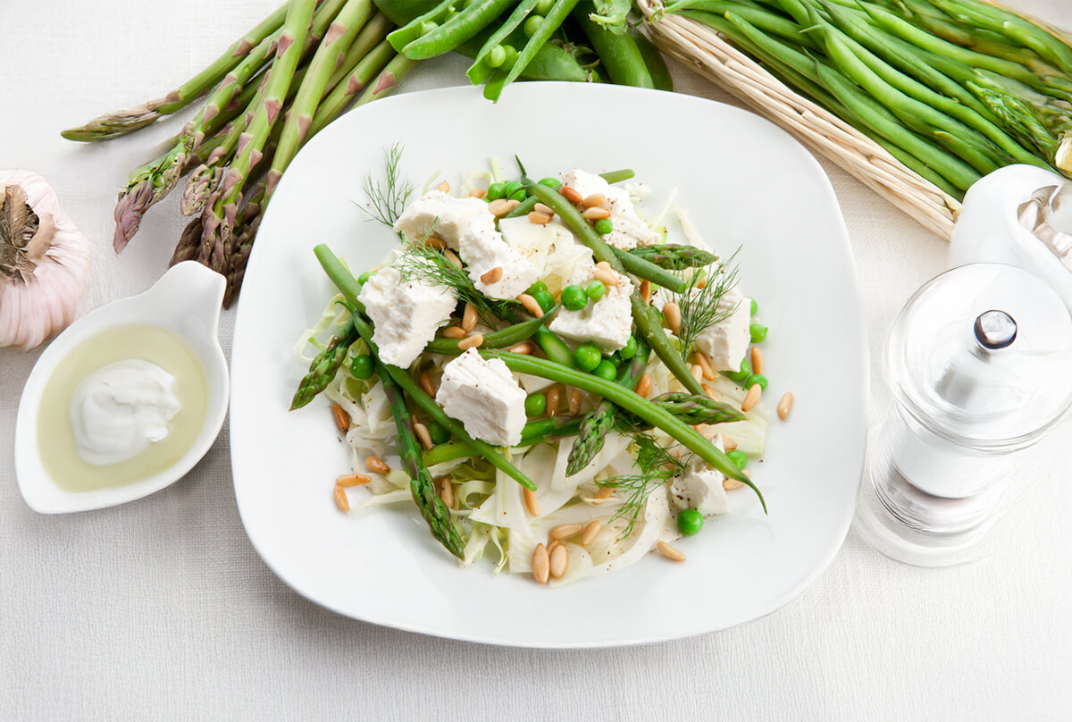 Insalata primaverile di verdure e ricotta