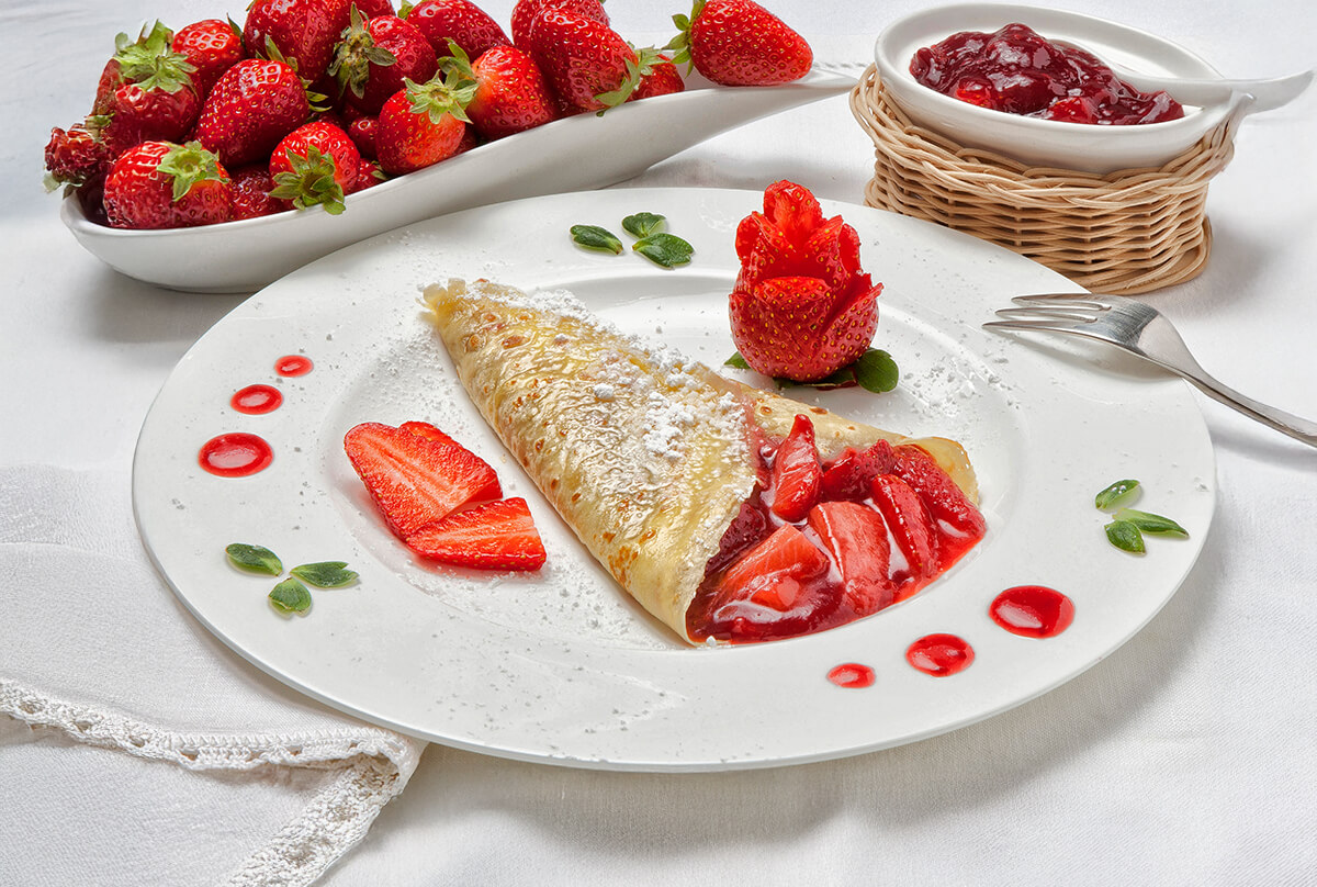 Crêpe alla composta di fragole e fragole fresche