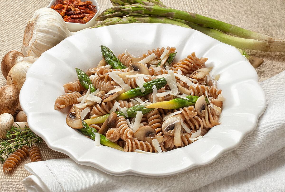 Fusilli al farro con asparagi, funghi, peperoncino e Grana Padano DOP