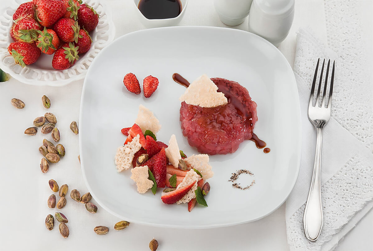 Tartare di tonno con fragole, pistacchi e cialda al Grana Padano DOP