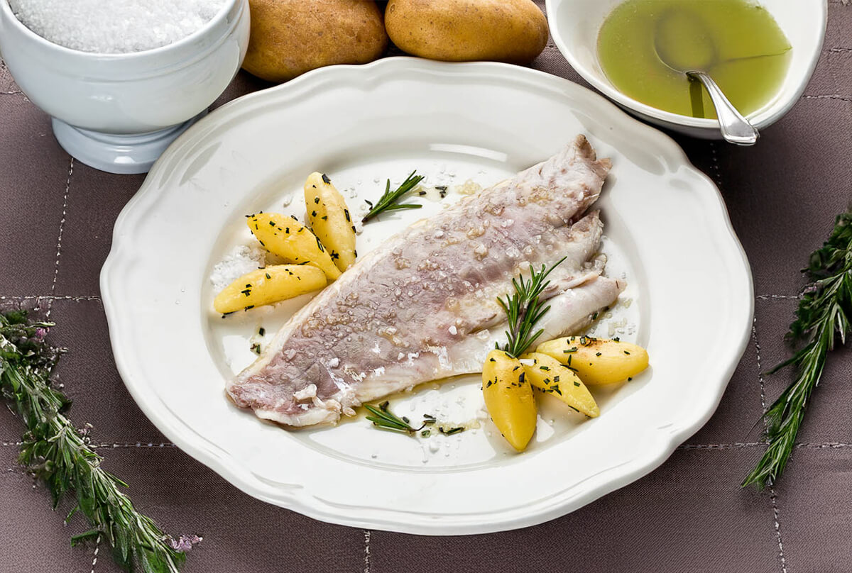 Branzino al sale in salsa di rosmarino