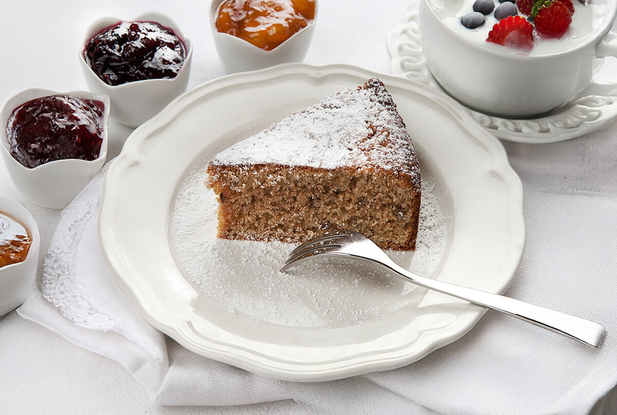 Colazione con pandolce di noci