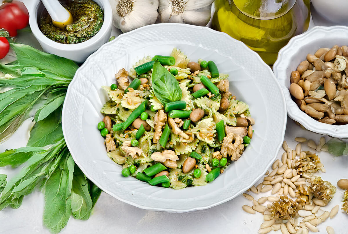 Farfalle al pesto con legumi