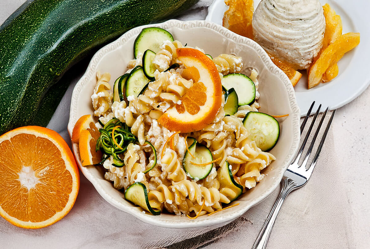 Fusilli con ricotta, zucchine e arancia