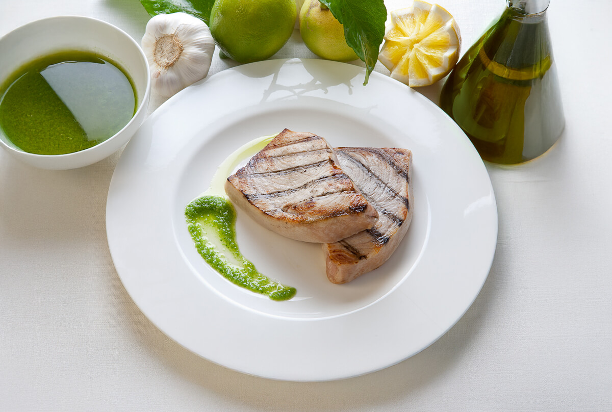 Pesce spada grigliato con salsa di prezzemolo