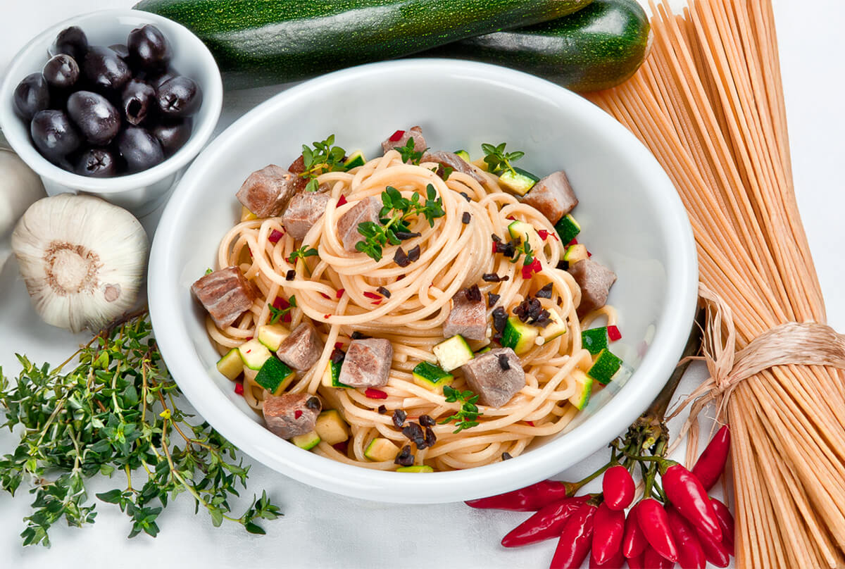 Spaghetti piccanti con tonno e timo